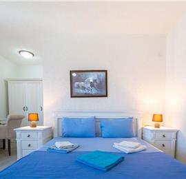 2 Bedroom Apartment with 2 Shared Pools, sleeps 4